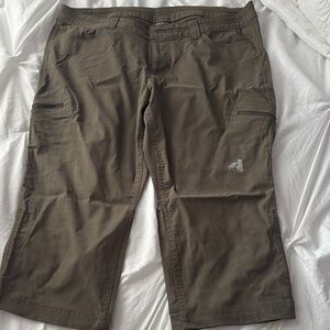 Eddie Bauer Women's Olive Cargo Capris